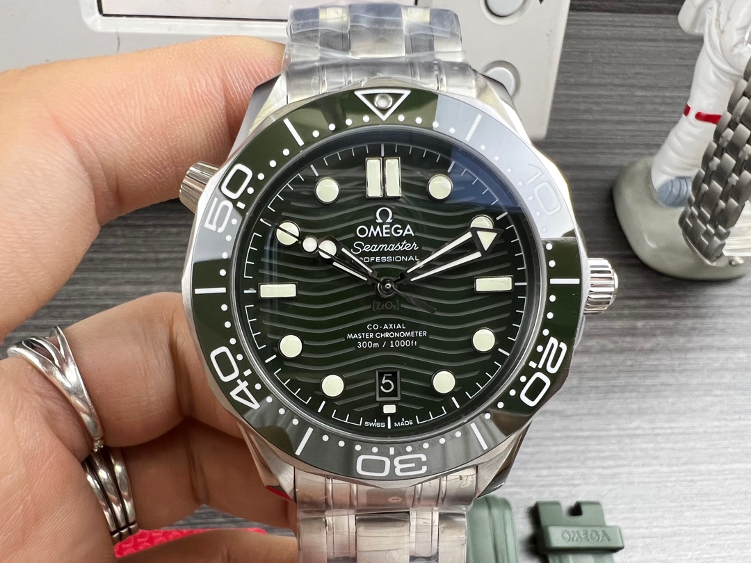 【拾陆腕表】VS厂欧米茄海马300绿色质量细节值得入手吗？ - 小轻秀场