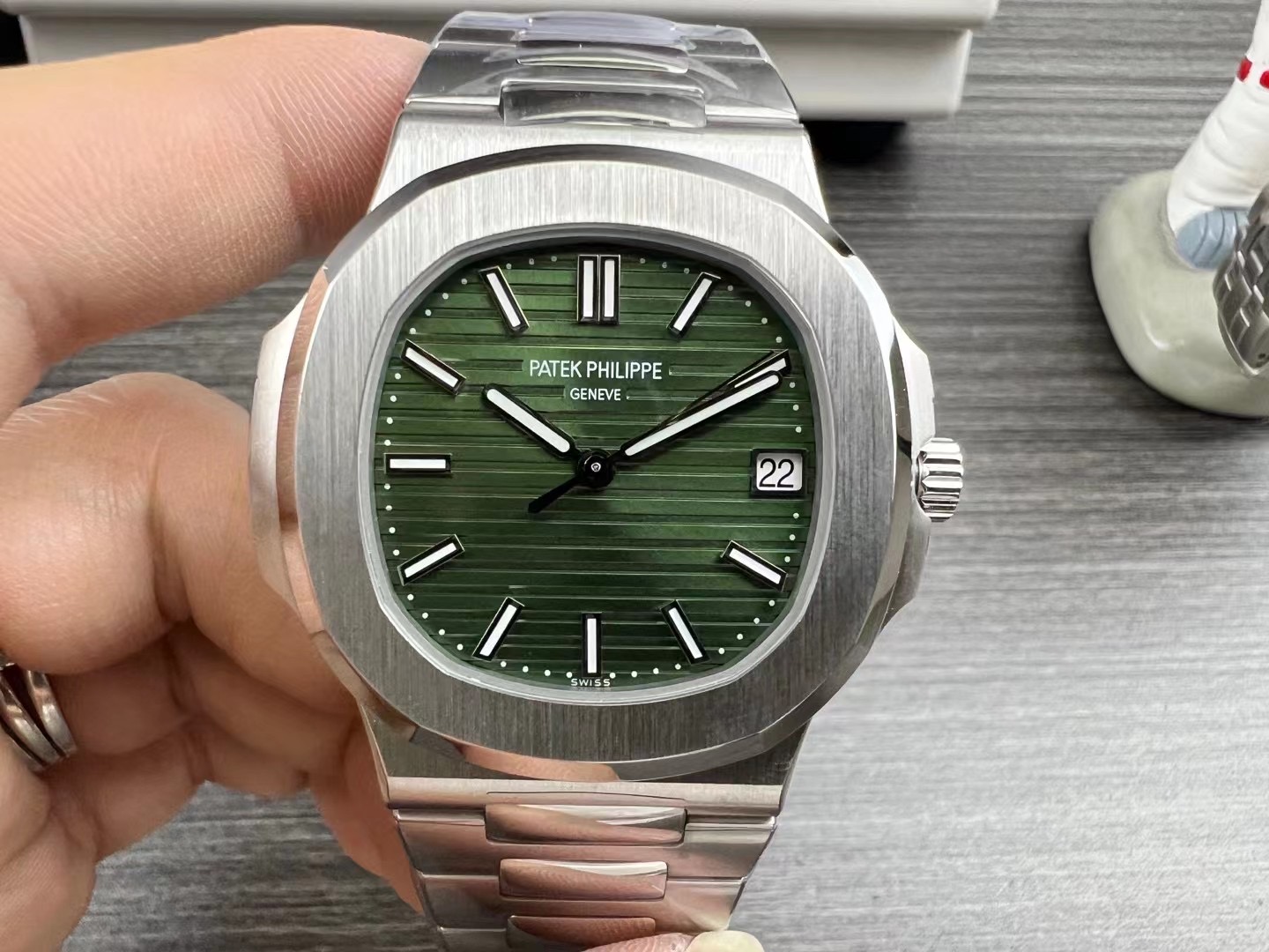 【龙腾腕表】3k的百达翡丽5711怎么样？鹦鹉螺324一体机加上8.3mm的厚度直接封神！ - 小轻秀场