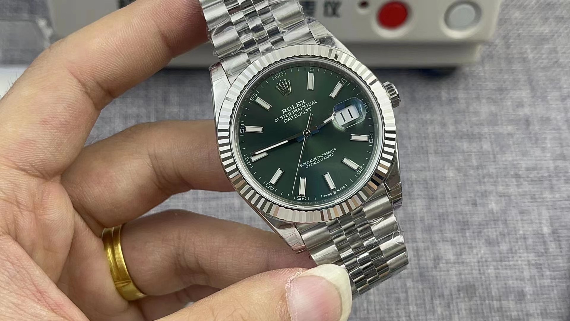 【龙腾腕表】vs厂劳力士薄荷绿日志41尺寸与36尺寸搭配3235机芯细节对比 - 小轻秀场