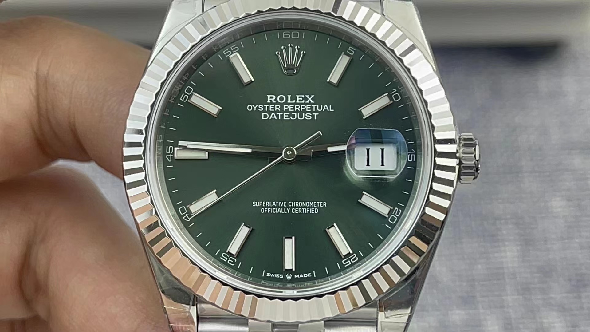 【龙腾腕表】vs厂劳力士薄荷绿日志41尺寸与36尺寸搭配3235机芯细节对比 - 小轻秀场